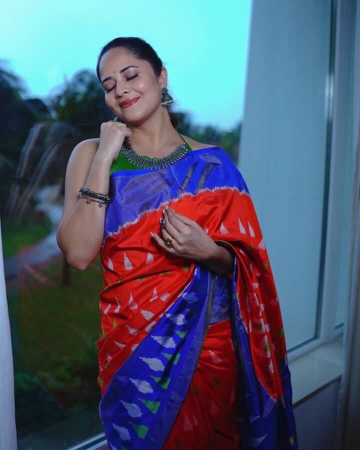 తాజాగా తెలుగులో ఈమె నటించిన ‘రజాకార్‘ సినిమా థియేటర్లలో సక్సెస్ ఫుల్ గా రన్ అవుతోంది. అనసూయ నటనకు సర్వత్రా ప్రశంసలు దక్కుతున్నాయి. Photo Credit: Anasuya Bharadwaj/Instagram