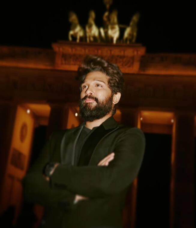 पुष्पा एक्टर अल्लु अर्जुन भी होली को काफी एंजॉय करते हैं. अल्लू अर्जुन हर साल परिवार संग होली मनाते हैं. वो इस दिन सभी के साथ मिलकर इस त्योहार को सेलिब्रेट करते हैं.
