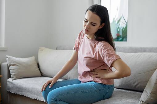 The American Urological Association and the American College of Physicians advise increasing daily water intake to at least 2.0-2.5 liters to prevent the recurrence of kidney stones. Here are a few things that one should consider to maintain healthy habits to ensure that they hydrate themselves at regular intervals for a healthy kidney. (Image Source: Getty) (Image Source: Getty)