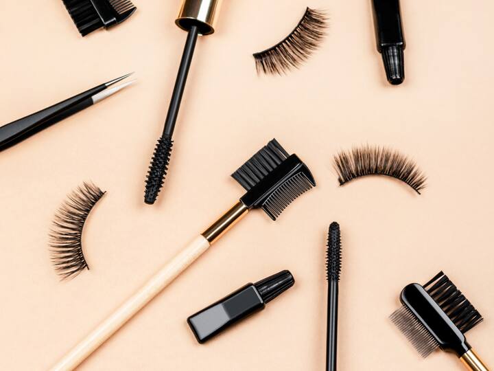 Use Waterproof Products: Choose waterproof makeup products, especially for your mascara and eyeliner, to prevent from smudging. (Image source: getty images)