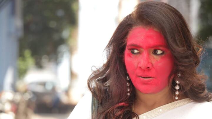 সে কৃষ্ণাকে ভাঙের ভারি ডোজ দিয়ে নেশাগ্রস্ত করে তোলার পরিকল্পনা করে। কিন্তু পরিবর্তে, নারায়ণ ওই বিশেষ করে বানানো পানীয় খেয়ে ফেলে এবং তার স্ত্রী, কমলার সঙ্গে নাচ করার বায়না ধরে।