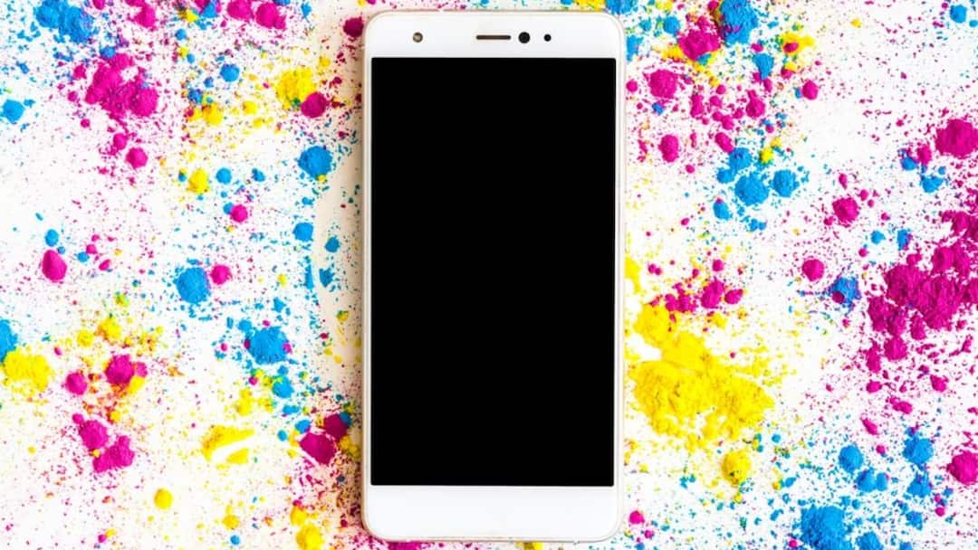 Smartphone Safety Tips: హోలీ ఆడేటప్పుడు ఫోన్ వాడతారా? - అయితే ఈ జాగ్రత్తలు పాటించాల్సిందే! Tips To Keep Your Smartphones Safe During Holi Smartphone Safety Tips: హోలీ ఆడేటప్పుడు ఫోన్ వాడతారా? - అయితే ఈ జాగ్రత్తలు పాటించాల్సిందే!