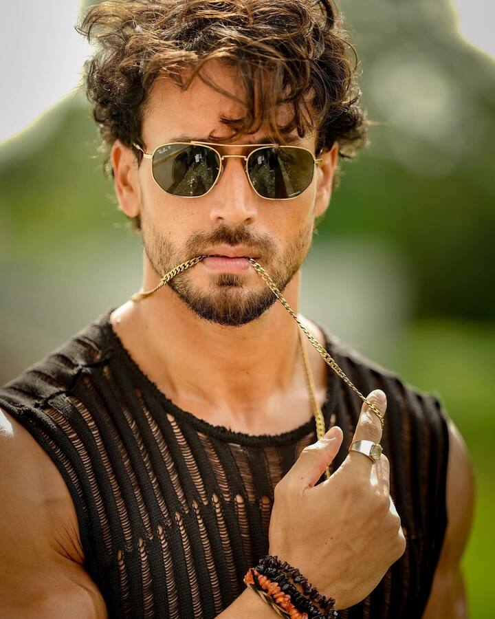 एक तरफ फिल्म नें जहां कृति को लोगों ने खूब पसंद किया था. वहीं टाइगर को देखकर लोगों ने कहा था कि ये तो लड़की जैसा दिखता है. इसके लिए टाइगर काफी वक्त तक सोशल मीडिया पर ट्रोल भी हुए थे.