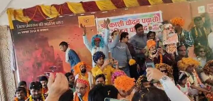 होली के पारंपरिक गीत के अनुसार लोगों ने आगामी चुनाव को देखते हुए नेताओं की तस्वीर रखकर इस माहौल में राजनीतिक समा कों भी बांधने का प्रयास किया.