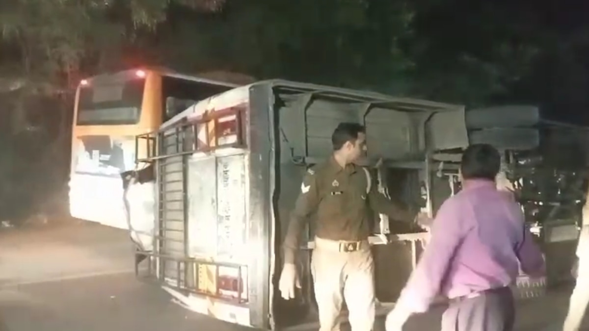 Kanpur Bus Accident: कानपुर में तेज रफ्तार बस अनियंत्रित होकर पलटी, दुर्घटना में बाल-बाल बची सवारी