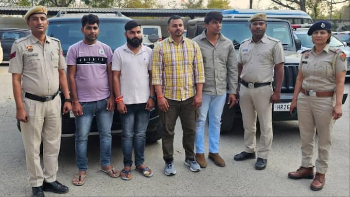 Gurugram Police Arrested 4 youths for making videos in police uniform ann Haryana: गुरुग्राम में पुलिस की वर्दी में वीडियो बनाने वाले युवकों पर एक्शन, चार गिरफ्तार