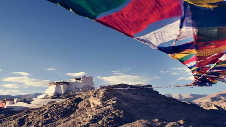 Ladakh Tour: गर्मियों में लद्दाख की पड़ाहियों की सैर के लिए आईआरसीटीसी शानदार टूर पैकेज लेकर आया है. जानते हैं टूर डिटेल्स.