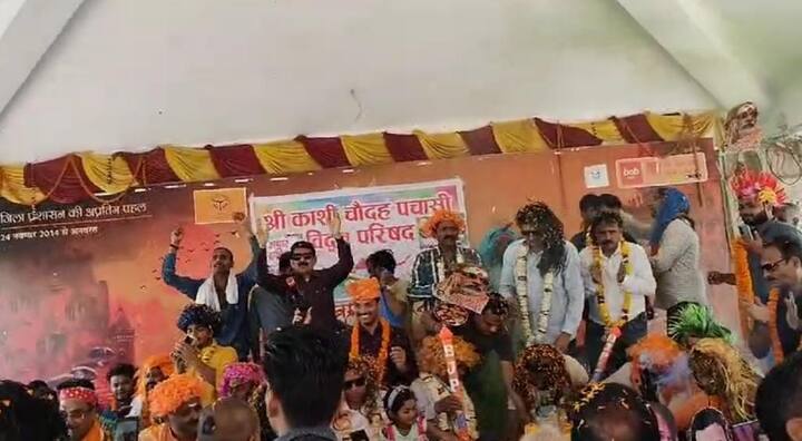 इस मौके पर एक दूसरे को लोगों ने अबीर गुलाल लगाया. वहां मौजूद लोग होली के गीत गानों पर नाचते गाते नजर आए. इस दौरान होली आयोजन कर रहे होलियारों ने आकर्षक रूप में होली की टोपी भी सर पर लगाई थी.