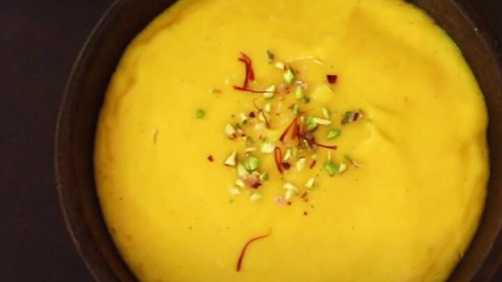 கோட வந்தாச்சு. மாம்பழமும் நிறைய கிடைக்கும். அதை வைத்து இனிப்பான ஆம்ரஸ் செய்யலாம். இதற்கு அல்ஃபோன்சா மாம்பழம் இருந்தால் நன்றாக இருக்கும்.