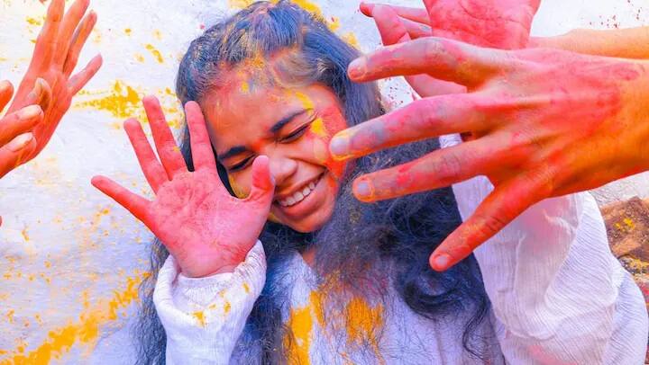 ચણાના લોટ અને દહીંનું પેક રંગ દૂર કરવામાં ખૂબ અસરકારક છે. ચણાના લોટમાં થોડું દહીં મિક્સ કરીને પેસ્ટ બનાવો અને તેને રંગીન જગ્યા પર લગાવો. 20 મિનિટ પછી ધોઈ લો, રંગ સરળતાથી ઉતરી જશે.