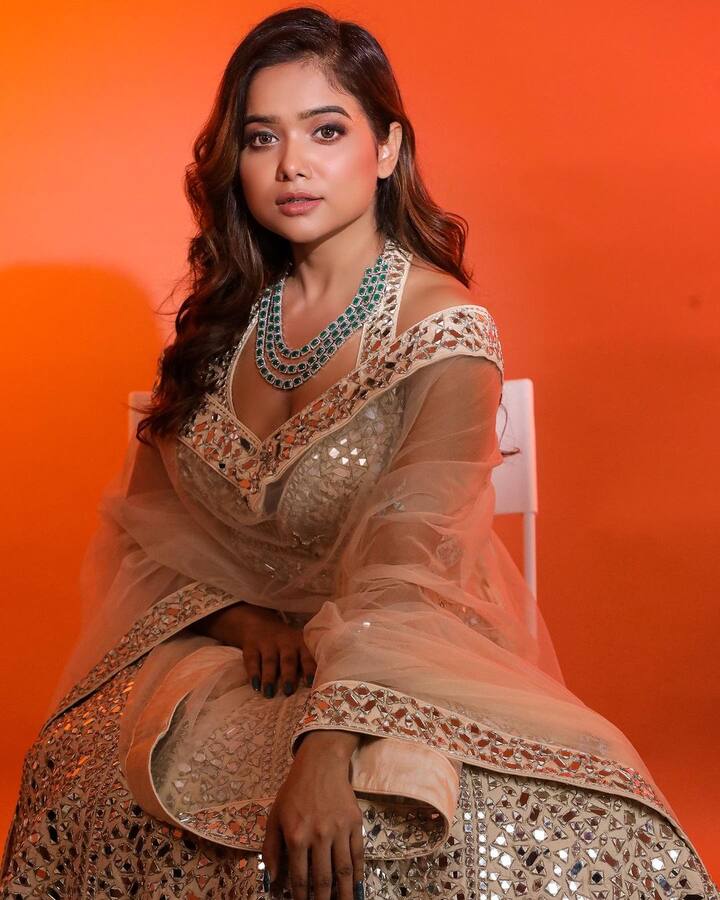 मनीषा रानी डांस शो 'झलक दिखला जा 11' जीतने के बाद अपने होमटाउन बिहार अपने परिवार से मिलने गई हैं.