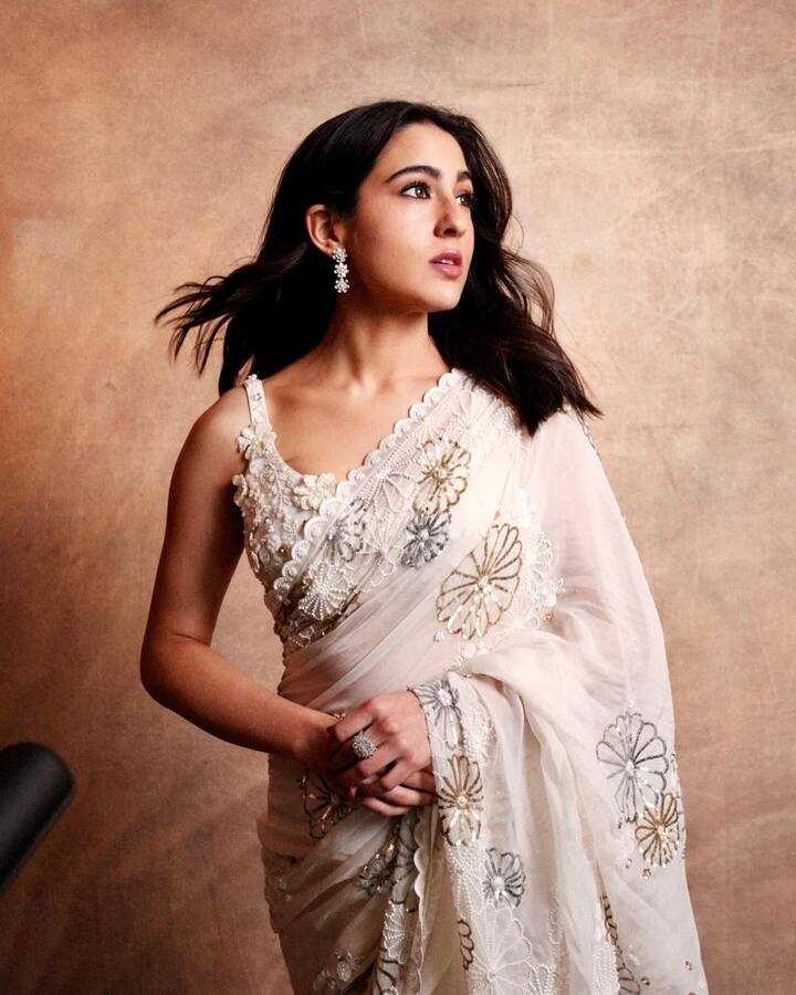 सारा अली खान पांढऱ्या रंगाच्या साडीत खूपच सुंदर दिसत होती. (फोटो :saraalikhan95/ig )