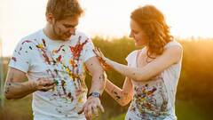 शादी के बाद पति के साथ है फर्स्ट होली, ऐसे बनाएं इसे यादगार