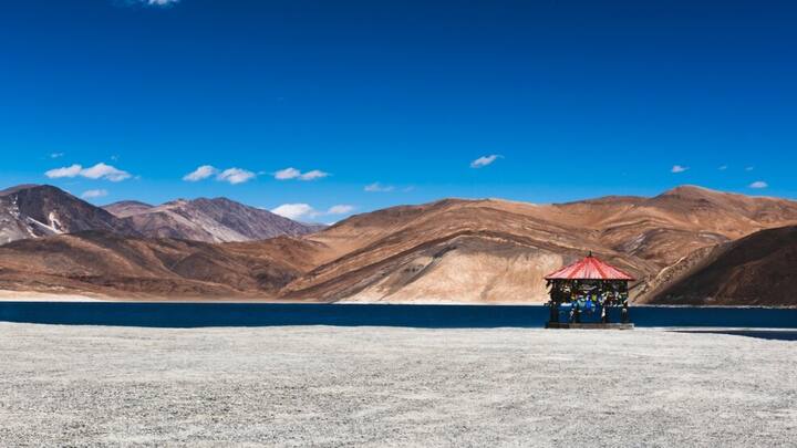 पैकेज में आपको ब्रेकफास्ट, लंच और डिनर की फैसिलिटी मिल रही है. इसके साथ ही पैंगोंग झील के पास में रात में टेंट में ठहरने का भी मौका मिल रहा है.