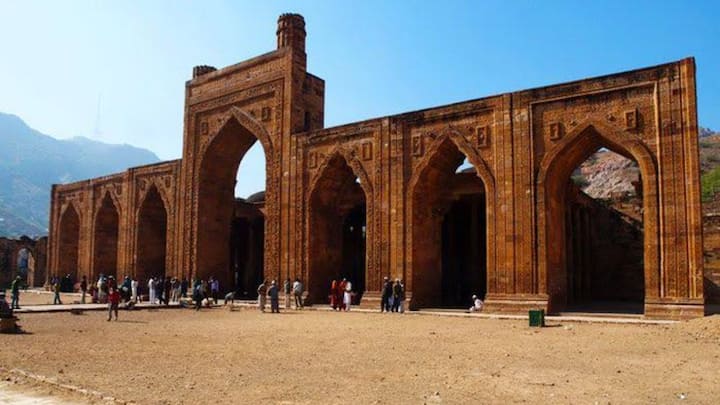 अजमेर का अढ़ाई दिन का झोपड़ा एक मस्जिद है, जिसे कुत्ब-उद-दीन-ऐबक ने बनवाया था. हर साल हजारों लोग आते हैं. अजमेर का दौरा करते समय इस स्थान को अवश्य देखें.