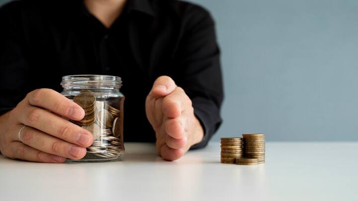 उज्जीवन स्मॉल फाइनेंस बैंक 15 महीने की एफडी स्कीम पर 9 फीसदी ब्याज दर ऑफर कर रहा है. वहीं, उत्कर्ष स्मॉल फाइनेंस बैंक 2 से 3 साल की एफडी पर सीनियर सिटीजन की एफडी स्कीम पर 9.10 फीसदी ब्याज दर ऑफर कर रहा है.