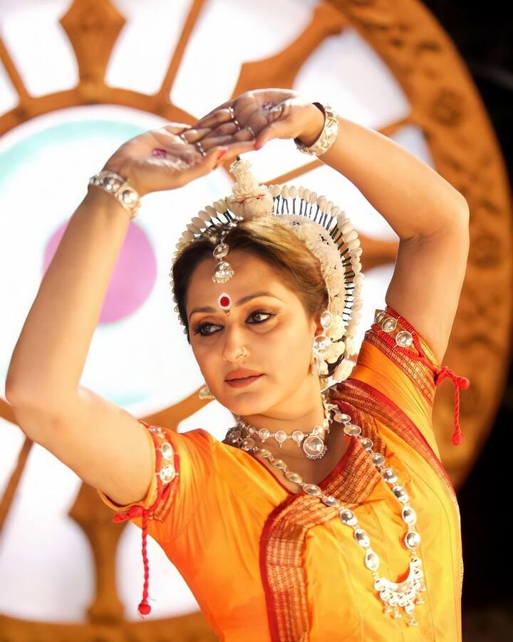 जयाप्रदा का नाम उन हसीना में शामिल हैं. जो ना सिर्फ अपनी खूबसूरती के जानी जाती हैं बल्कि उन्होंने अपने दौर में हिंदी सिनेमा को लगातार एक से बढ़कर एक हिट फिल्में दी है. एक्ट्रेस की जोड़ी सबसे ज्यादा सुपरस्टार जितेंद्र के साथ पसंद की जाती थी.