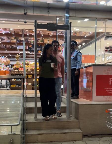 तृप्ति डिमरी को रुमर्ड बॉयफ्रेंड सैम मर्चेंट के साथ बांद्रा के एक फूट स्टोर के बाहर देखा गया. पैपराजी को अचानक अपने सामने देख एक्ट्रेस के चेहरे के एक्सप्रेशन भी बदल गए.