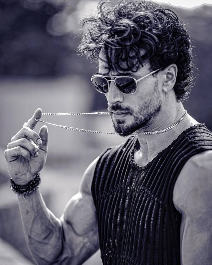 दरअसल फिल्म ‘हीरोपंती’ में टाइगर श्रॉफ का लुक आज से काफी ज्यादा अलग था. फिल्म में उनके बाल काफी लंबे थे और वो क्लीव शेव नजर आए थे. यही वजह है कि सोशल मीडिया पर उनके लुक का काफी मजाक बना था. कुछ लोगों ने तो उन्हें प्रियंका गांधी से भी कंपेयर कर दिया था.