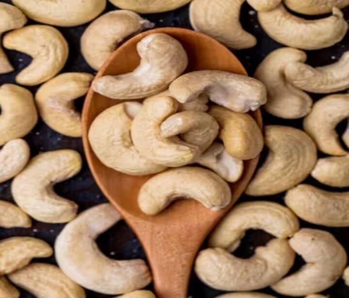 માત્ર 30 ગ્રામ (લગભગ મુઠ્ઠીભર) કાજુ ખાવાથી 5.3 ગ્રામ પ્રોટીન મળશે. કાજુ આયર્ન અને ઝિંકનો ઉત્તમ સ્ત્રોત છે.