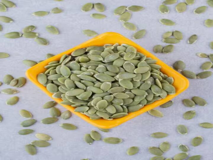 30 ગ્રામ કોળાના બીજમાંથી 7.3 ગ્રામ પ્રોટીન મળે છે અને ઝીંક અને આયર્નના ઉપયોગી સ્ત્રોતો પૂરા પાડે છે. કોળાના બીજને ક્યારેય ફેંકો નહી. તેને શેકીને અથવા સલાડમાં ઉમેરીને તેનું સેવન કરો. આ બીજ પ્રોટીનનો સારો સોર્સ છે.