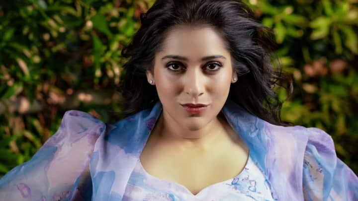 Rashmi Gautam Photos : తెలుగు యాంకర్ రష్మి గురించి ప్రత్యేక పరిచయం అవసరం లేదు. ఈ భామ పలు టీవి షోలతో తెలుగు ప్రేక్షకులకు బాగ దగ్గరైంది. తాజాగా ఈ భామ తన లేటెస్ట్ ఫోటోలు ఇన్​స్టాలో షేర్ చేసింది.