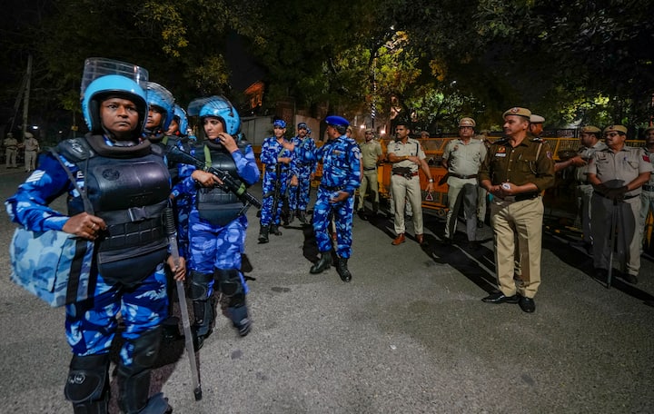 प्रवर्तन निदेशालय (ईडी) की टीम जब केजरीवाल से उनके आवास पर पूछताछ कर रही थी तभी उसी दौरान पार्टी के नेता और कार्यकर्ता इलाके में इकट्ठा होने लगे.