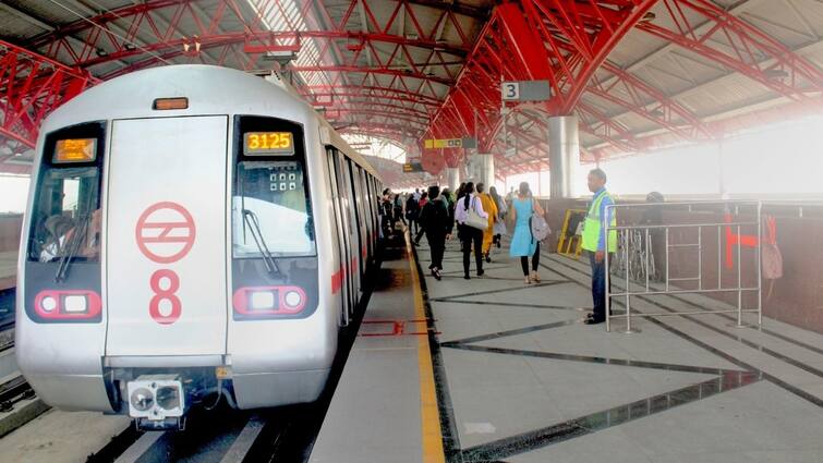 delhi metro timings on holi 2024: DMRC says TRAIN SERVICES TO START AT 2 30 PM Delhi Metro: होली के दिन कितने बजे शुरू होगी मेट्रो? DMRC ने जारी किया शेड्यूल