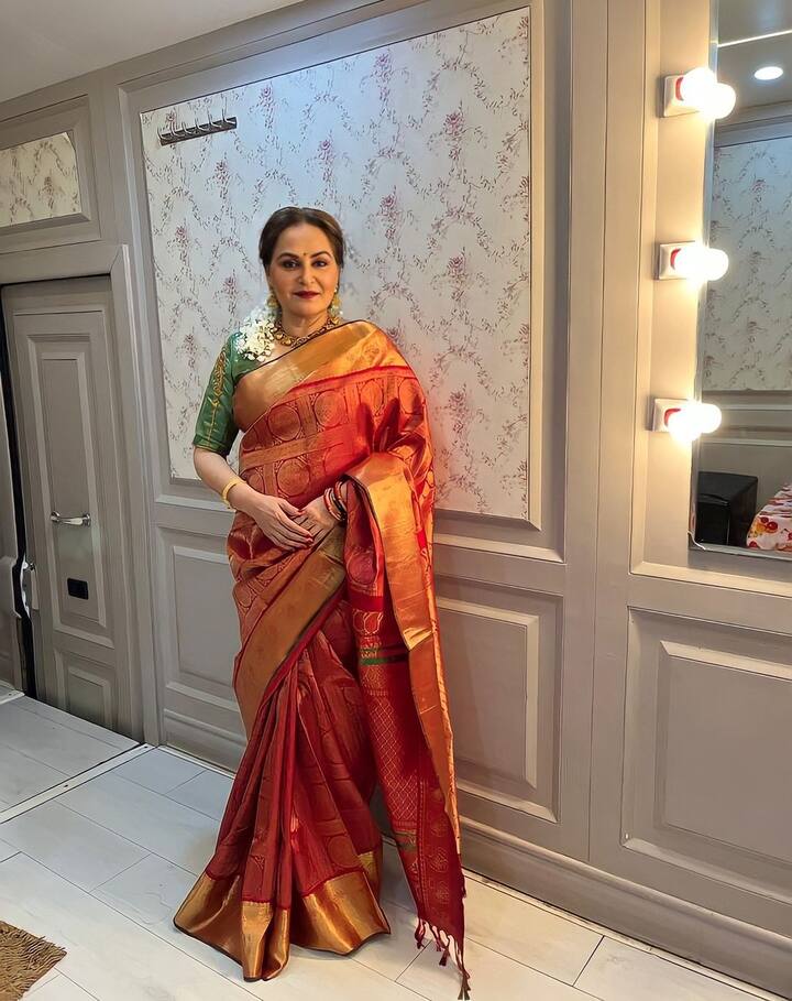 ये तो सभी जानते होंगे कि जयाप्रदा ने फिल्म ‘सरगम’ से डेब्यू किया था और वो पहली ही फिल्म से वो रातोंरात स्टार बन गई थी. लेकिन ये शायद ही कोई जानता होगा कि इस फिल्म के सेट पर एक्ट्रेस के साथ एक बहुत अजीब घटना घटी थी. जिसे एक्ट्रेस कभी नहीं भुला पाई.