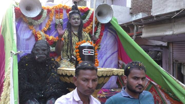 Bharatpur Holi: रंगों का त्योहार होली देशभर में धूमधाम से मनायी जाती है. राजस्थान के भरतपुर में होली का जबरदस्त उत्साह देखा जा रहा है. महोत्सव के तहत कई कार्यक्रमों का आयोजन किया जाता है.