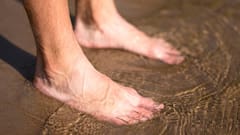 गर्मियों में इस वजह से बढ़ जाती है पैरों की जलन, तुरंत करें ठीक वरना... हो सकती है ये गंभीर बीमारी