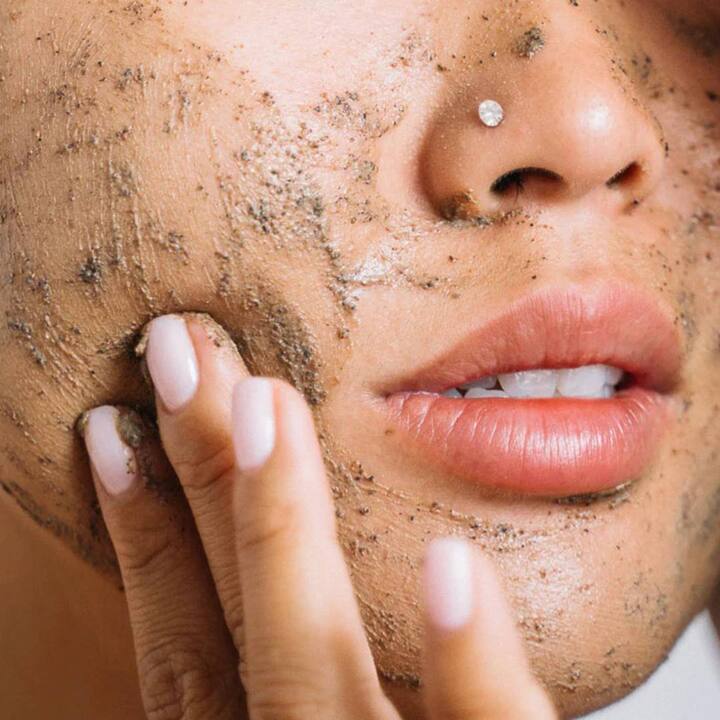 ਤੁਹਾਨੂੰ ਬਸ ਇਹ ਕਰਨਾ ਹੈ ਕਿ ਸਕਰਬ ਨੂੰ ਆਪਣੀਆਂ ਉਂਗਲਾਂ 'ਤੇ ਲੈ ਕੇ ਇਕ ਤੋਂ ਡੇਢ ਮਿੰਟ ਤੱਕ ਚਿਹਰੇ 'ਤੇ ਰਗੜੋ ਅਤੇ ਫਿਰ ਧੋ ਲਓ। ਚਿਹਰੇ ਨੂੰ ਰਗੜਨ ਨਾਲ ਚਮੜੀ ਦੇ ਮਰੇ ਹੋਏ ਸੈੱਲ ਦੂਰ ਹੋ ਜਾਂਦੇ ਹਨ ਅਤੇ ਚਿਹਰੇ 'ਤੇ ਦਾਗ ਰਹਿਤ ਚਮਕ ਦਿਖਾਈ ਦਿੰਦੀ ਹੈ। ਇੱਥੇ ਜਾਣੋ ਇਨ੍ਹਾਂ ਸਕਰੱਬ ਨੂੰ ਬਣਾਉਣ ਦਾ ਤਰੀਕਾ।