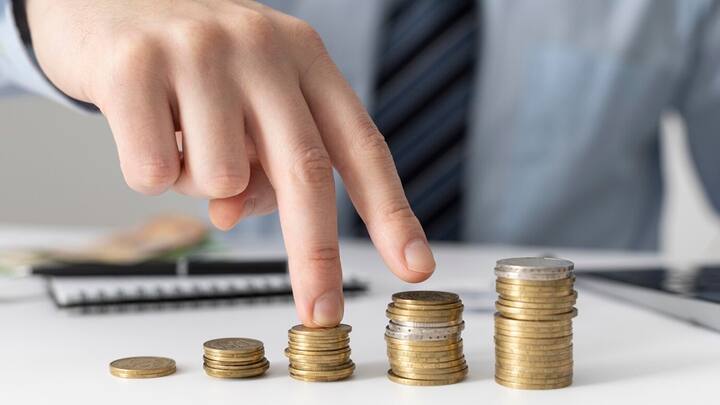 नॉर्थ ईस्ट स्मॉल फाइनेंस बैंक 555 दिन और 1111 दिन की एफडी पर 60 वर्ष से अधिक के ग्राहकों को 9.25 फीसदी ब्याज दर ऑफर कर रहा है. वहीं, सूर्योदय स्मॉल फाइनेंस बैंक भी 2 साल एक महीने की एफडी पर 9.25 फीसदी ब्याज दर ऑफर कर रहा है.