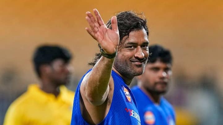 আইপিএল শুরুর ঠিক আগেরদিনই চমক। হঠাৎ চেন্নাই সুপার কিংসের অধিনায়ক পদ থেকে সরে দাঁড়ানোর সিদ্ধান্ত নিলেন মহেন্দ্র সিংহ ধোনি।