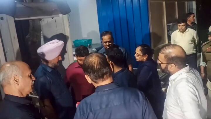 ईडी की एक टीम के वहां पहुंचते ही दिल्ली पुलिस ने सुरक्षा बढ़ा दी और सिविल लाइंस इलाके में स्थित मुख्यमंत्री के आवास के आसपास अर्धसैनिक बल के साथ बड़ी संख्या में सुरक्षाकर्मियों को तैनात किया.
