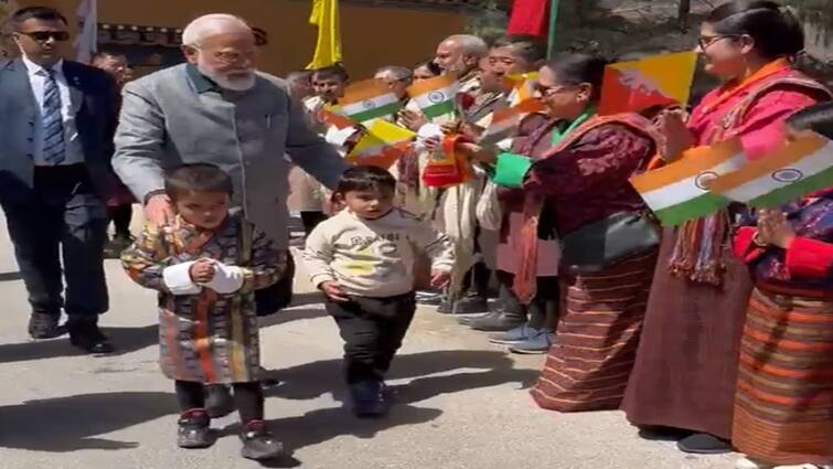 PM Modi Bhutan Visit: Modi arrives in Paro PM Modi Bhutan Visit: ભૂટાન પહોંચ્યા વડાપ્રધાન મોદી, સ્થાનિકોએ કર્યું ભવ્ય સ્વાગત