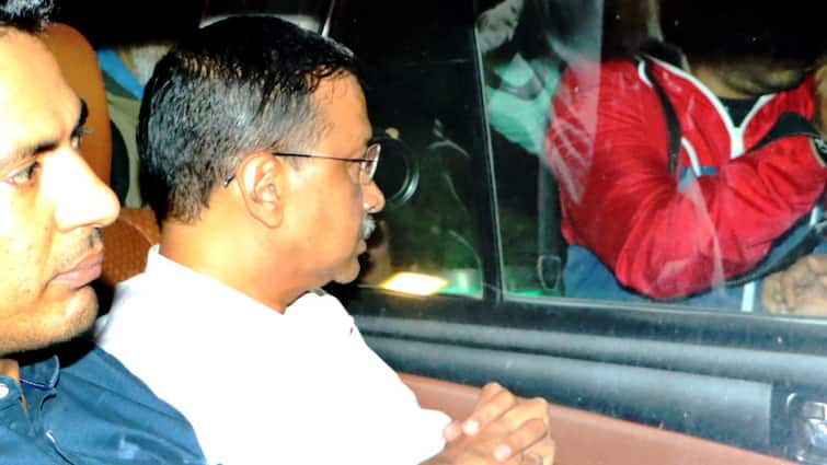 Arvind Kejriwal Arrested yogendra yadav Kumar Vishwas Shazia Ilmi Prashant Bhushan Reaction Arvind Kejriwal Arrested: योगेंद्र यादव ने अरविंद केजरीवाल की गिरफ्तारी को बताया चीर हरण, CM के इन पूर्व साथियों ने क्या कहा?