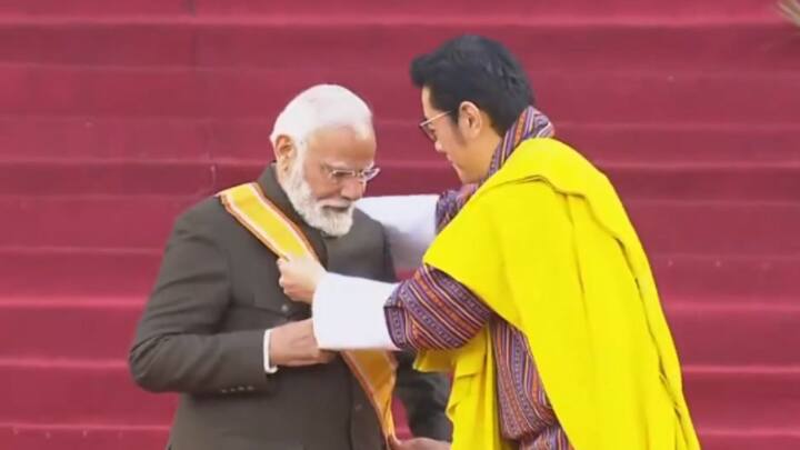 PM Modi received Bhutan highest civilian award The Order of the Druk Gyalpo PM Modi Received Bhutan Highest Civilian Award: पीएम मोदी को मिला भूटान का सर्वोच्च नागरिक सम्मान, इसे पाने वाले पहले विदेशी राष्ट्राध्यक्ष