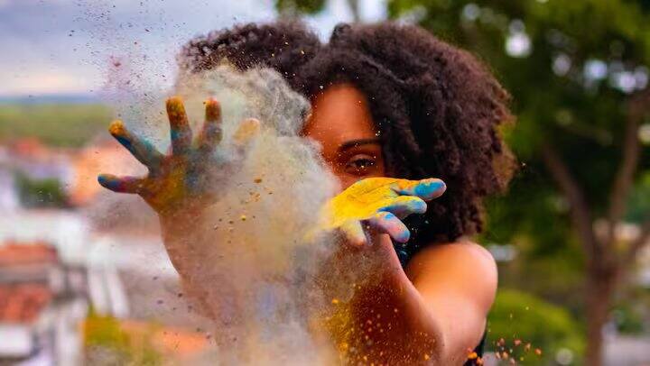 લીંબુનો રસ વિકૃતિકરણ દૂર કરવા અને ત્વચાને તાજી રાખવાનો એક ઉત્તમ ઉપાય છે. જો રંગ ચડી જાય તો તે જગ્યા પર લીંબુનો રસ લગાવો અને થોડી વાર પછી ધોઈ લો. લીંબુ એસિડ રંગને સરળતાથી દૂર કરે છે અને તમારી ત્વચાને સ્વચ્છ અને તાજી બનાવે છે.