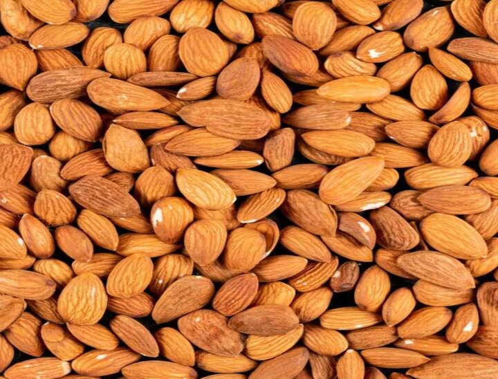 બદામ હાડકા માટે કેલ્શિયમ અને મેગ્નેશિયમ જેવા ખનિજોનો ખૂબ જ ફાયદાકારક સ્ત્રોત છે.
