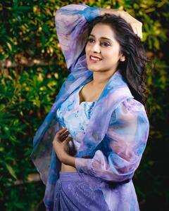 Rashmi Gautam : రోజురోజుకి క్యూట్​ అయిపోతున్న రష్మి.. పర్పుల్ డ్రెస్​లో ఎంత బాగా నవ్వుతుందో