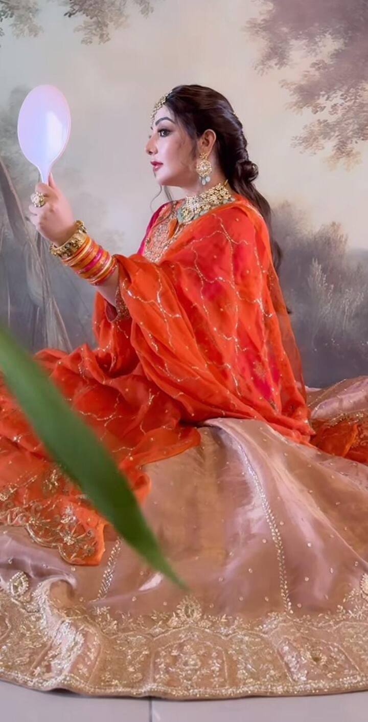 ਇਸ ਦੇ ਨਾਲ ਨਾਲ ਉਸ ਨੇ ਦੂਜੀ ਡਰੈੱਸ 'ਚ ਵੀ ਫੋਟੋਆਂ ਸ਼ੇਅਰ ਕੀਤੀਆਂ ਹਨ। ਇਨ੍ਹਾਂ ਵਿੱਚ ਵੀ ਅਦਾਕਾਰਾ ਚੂੜਾ ਪਹਿਨੇ ਨਜ਼ਰ ਆ ਰਹੀ ਹੈ।