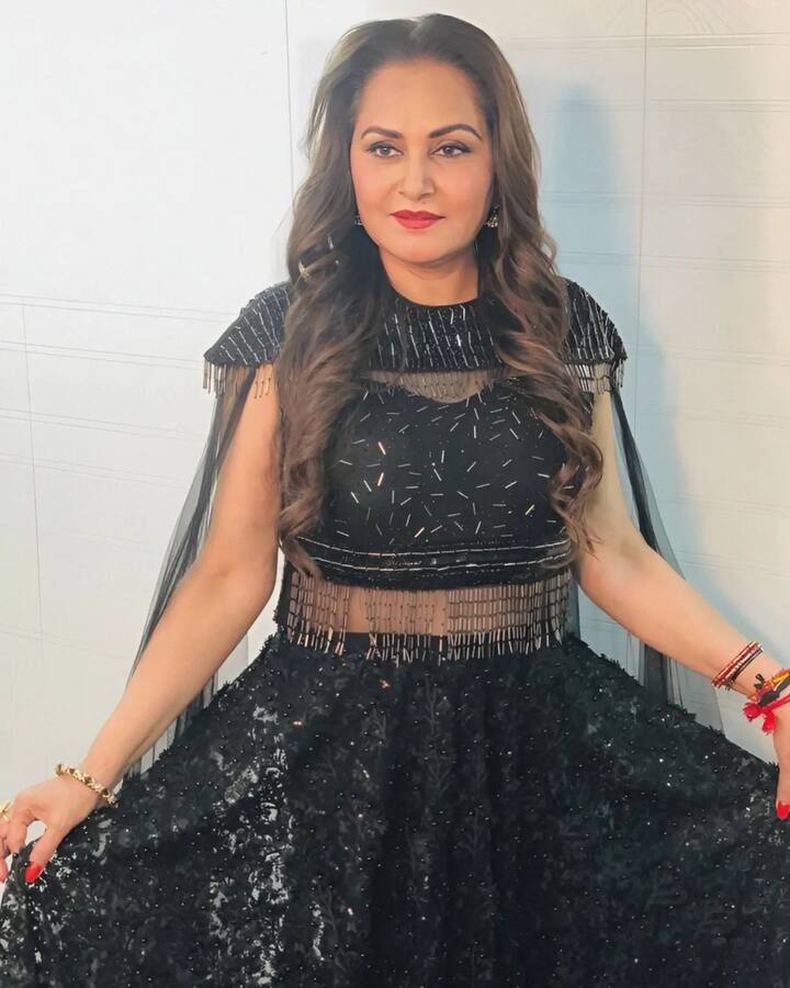 बता दें कि जयाप्रदा ने ना सिर्फ हिंदी सिनेमा पर राज किया. बल्कि राजनीति में भी खूब दमखम दिखाया. एक्ट्रेस ने तेलुगु देशम पार्टी से राजनीति में कदम रखा था. लेकिन जब उनका चंद्रबाबू नायडू से मतभेद हो गया, तो एक्ट्रेस समाजवादी पार्टी में चली गई और रामपुर से सांसद भी रहीं.अब एक्ट्रेस बीजेपी में हैं.