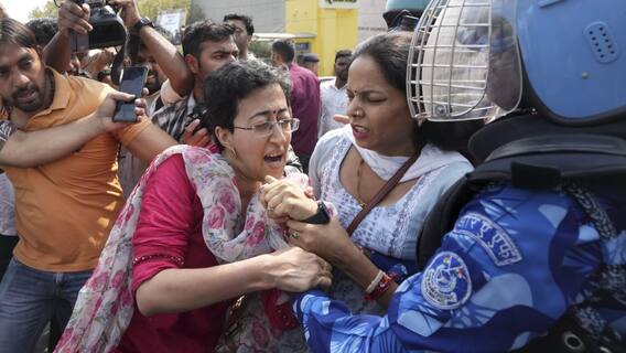 Atishi Detained: अरविंद केजरीवाल की गिरफ्तारी का विरोध कर रहीं आतिशी की पुलिस से हुई झड़प, वीडियो वायरल Atishi Detained: अरविंद केजरीवाल की गिरफ्तारी का विरोध कर रहीं आतिशी की पुलिस से हुई झड़प, वीडियो वायरल