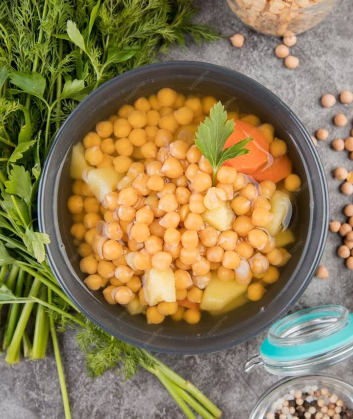 प्रोटीन और फाइबर के स्वस्थ मिश्रण के साथ, चना पेट भरने के साथ-साथ आपके लिए अच्छा भी है. ये स्वादिष्ट व्यंजन सभी अमीनो एसिड से भरपूर है. चने का 80 ग्राम हिस्सा (पका हुआ) 6 ग्राम प्रोटीन प्रदान करता है.