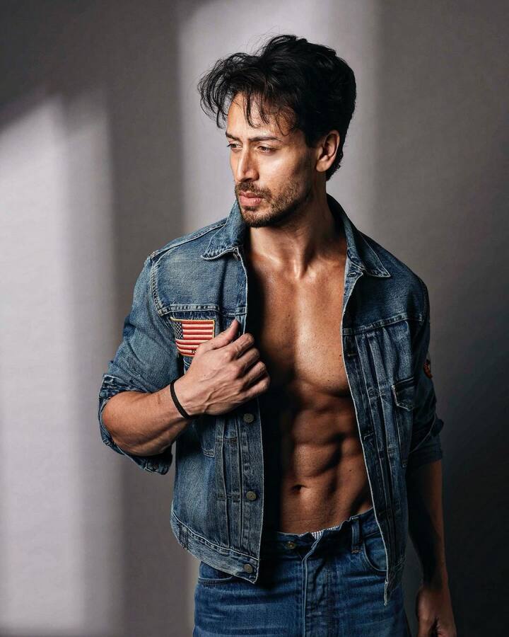 इस ट्रोलिंग की वजह से टाइगर काफी वक्त तक परेशान रहे थे. लेकिन एक्टर ने हार नहीं मानी और फिर अगली ही फिल्म में उन्होंने ऐसा लुक कैरी किया कि लोगों ने उनके एक्शन स्टार का टैग दे दिया. ये फिल्म थी साल 2016 में रिलीज हुई ‘बागी’.