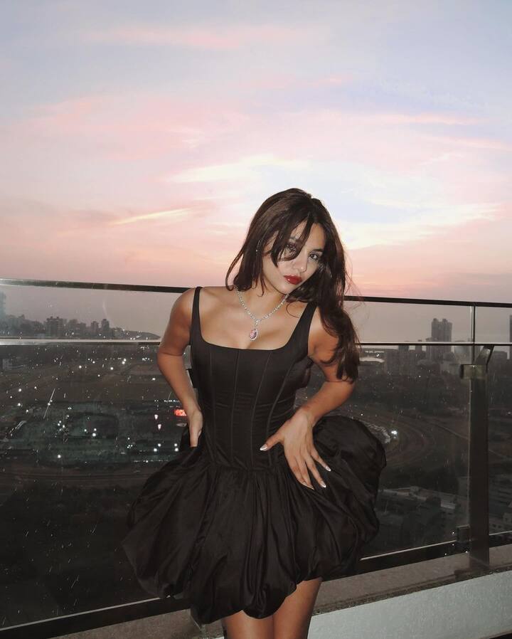 બ્લેક લૂકમાં રાધિકા સેઠ કેમેરાની સામે ખૂબ જ ગ્લેમરસ અંદાજમાં પોઝ આપતી જોવા મળી રહી છે.