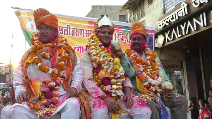 Bharatpur Social worker Naveen Parashar becomes maha murkadhiraj in Holi festival ANN Holi 2024: भरतपुर में होली पर धूमधाम से निकली महामूर्खाधिराज की शोभायात्रा, सालों पुरानी है ये परंपरा