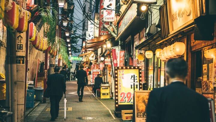 जापान ऐसा देश है, जिससे दुनिया को बहुत सी बातें सीखने की जरूरत है. जापान के कई नियम को अन्य देश फॉलो करने की कोशिश करता है. इनमें से एक खोया पाया तंत्र भी है.