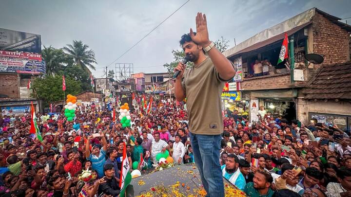 পৌঁছে যান খড়ার কৃষ্ণপুর  এলাকায়  খেলার মাঠে নেমে ব্যাট হাতে খেলা শুরু করে দেব।